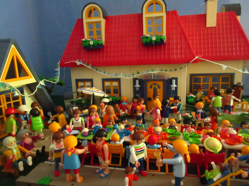 It's Platinum Jubilee weekend for the Playmobil people in our house...