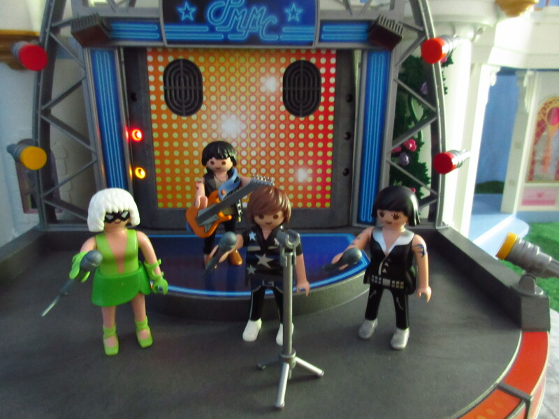 It's Platinum Jubilee weekend for the Playmobil people in our house...