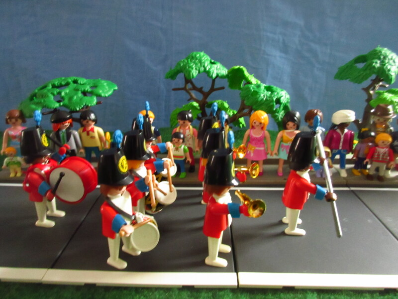 It's Platinum Jubilee weekend for the Playmobil people in our house...