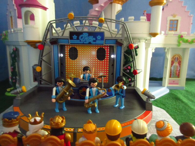 It's Platinum Jubilee weekend for the Playmobil people in our house...