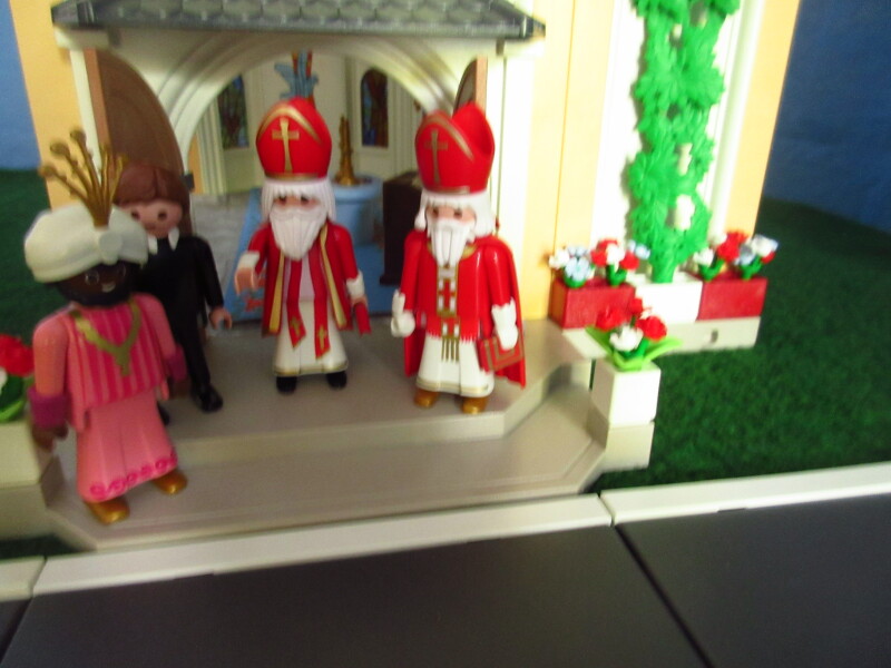 It's Platinum Jubilee weekend for the Playmobil people in our house...