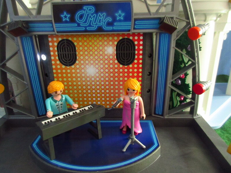 It's Platinum Jubilee weekend for the Playmobil people in our house...