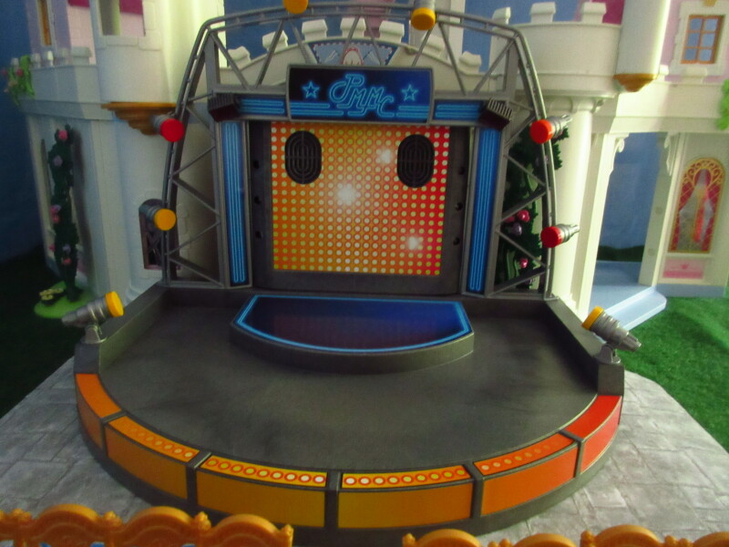 It's Platinum Jubilee weekend for the Playmobil people in our house...