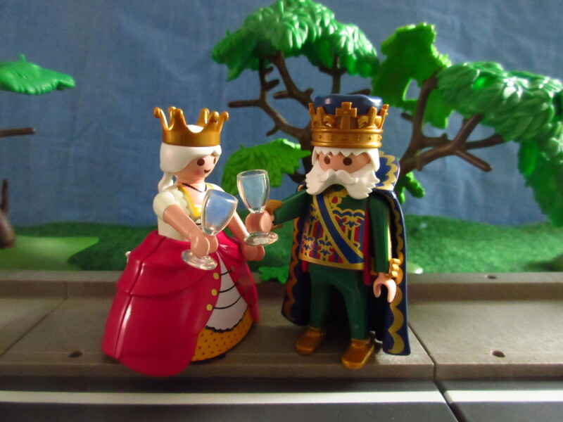 It's Platinum Jubilee weekend for the Playmobil people in our house...