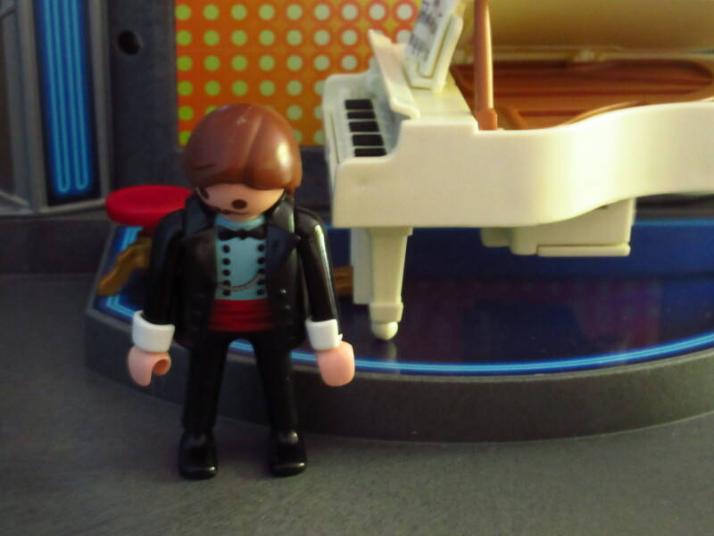 It's Platinum Jubilee weekend for the Playmobil people in our house...