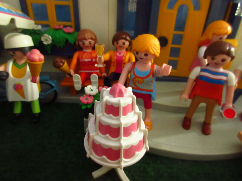 It's Platinum Jubilee weekend for the Playmobil people in our house...