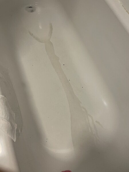 What is this bath stain and how can it be cleaned?