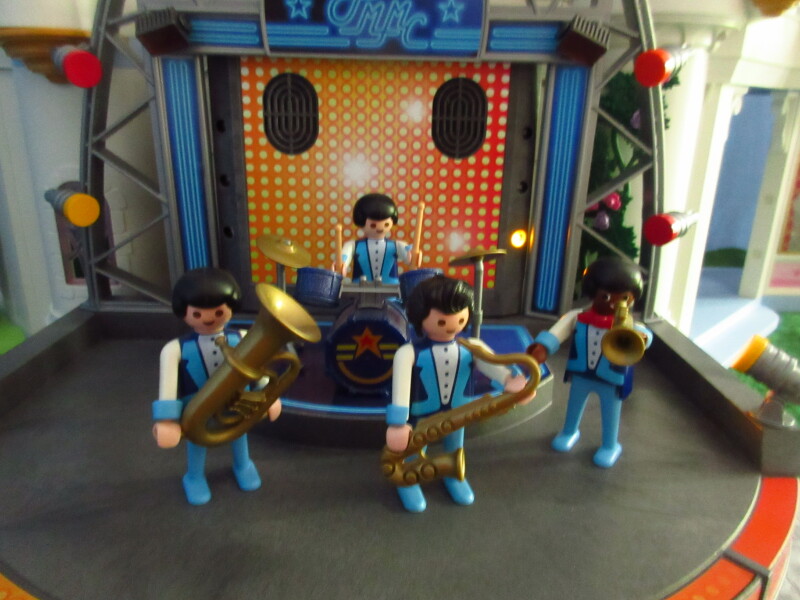 It's Platinum Jubilee weekend for the Playmobil people in our house...