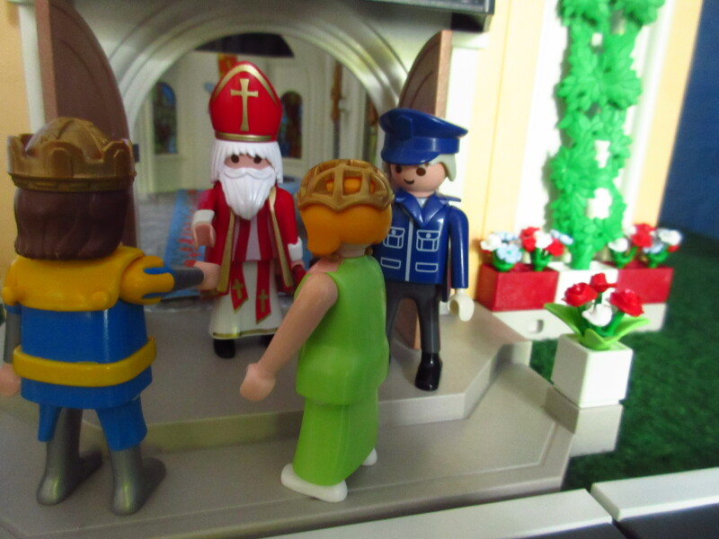 It's Platinum Jubilee weekend for the Playmobil people in our house...