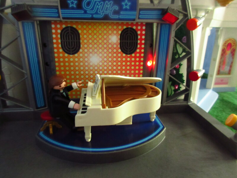 It's Platinum Jubilee weekend for the Playmobil people in our house...