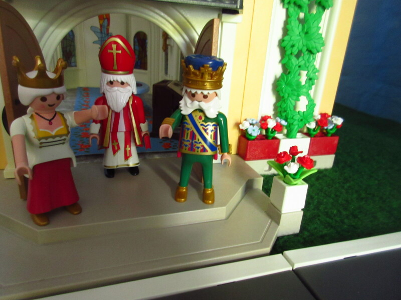 It's Platinum Jubilee weekend for the Playmobil people in our house...