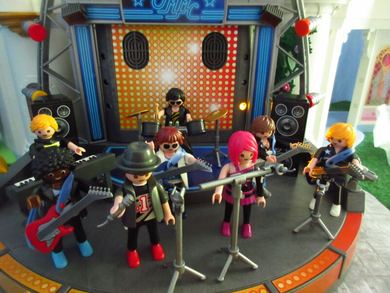 It's Platinum Jubilee weekend for the Playmobil people in our house...