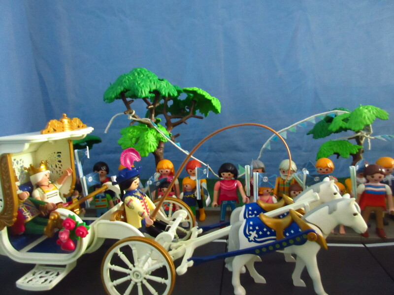 It's Platinum Jubilee weekend for the Playmobil people in our house...