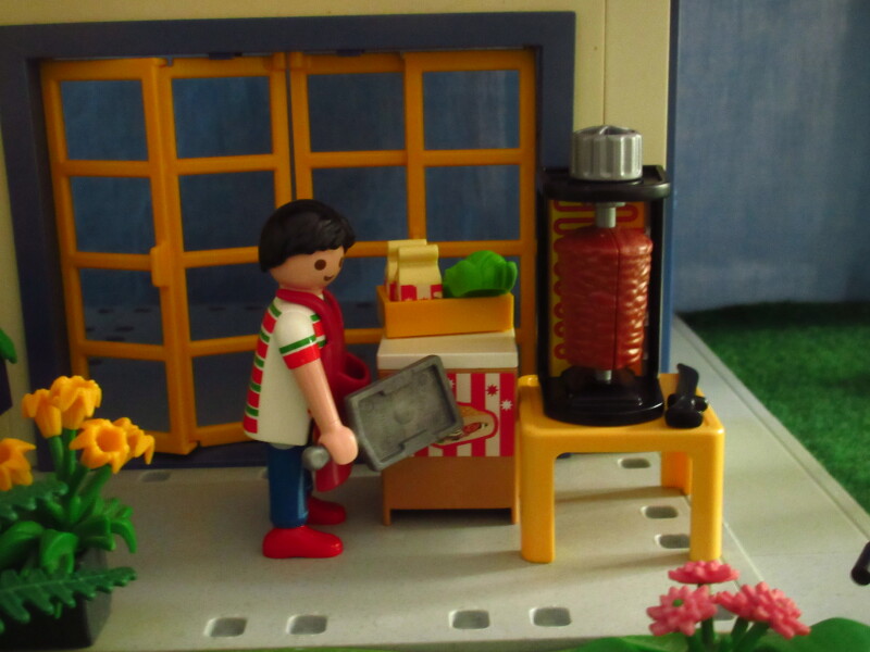 It's Platinum Jubilee weekend for the Playmobil people in our house...