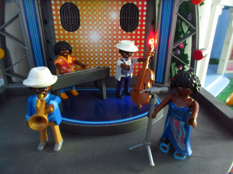It's Platinum Jubilee weekend for the Playmobil people in our house...