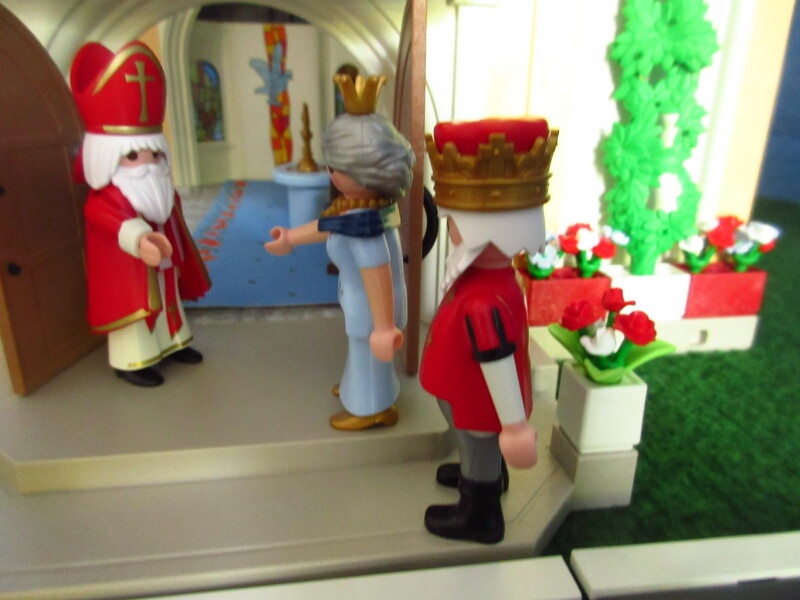 It's Platinum Jubilee weekend for the Playmobil people in our house...