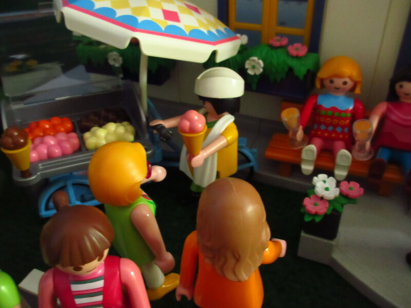 It's Platinum Jubilee weekend for the Playmobil people in our house...