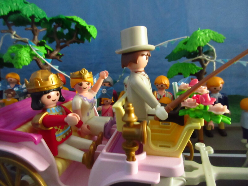 It's Platinum Jubilee weekend for the Playmobil people in our house...