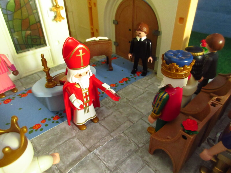 It's Platinum Jubilee weekend for the Playmobil people in our house...