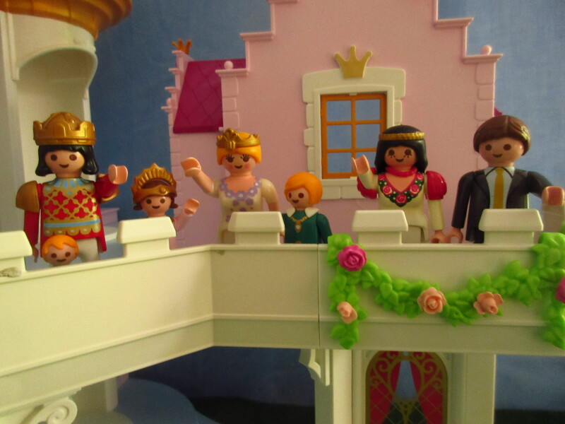 It's Platinum Jubilee weekend for the Playmobil people in our house...