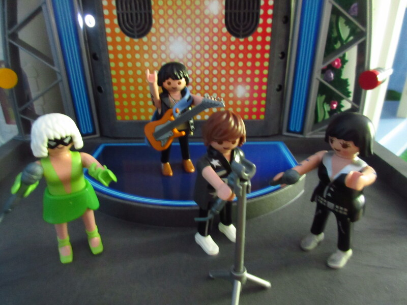 It's Platinum Jubilee weekend for the Playmobil people in our house...