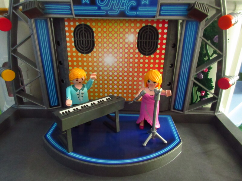 It's Platinum Jubilee weekend for the Playmobil people in our house...