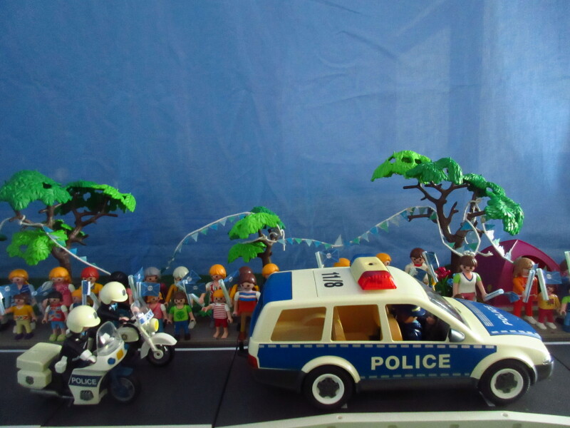 It's Platinum Jubilee weekend for the Playmobil people in our house...