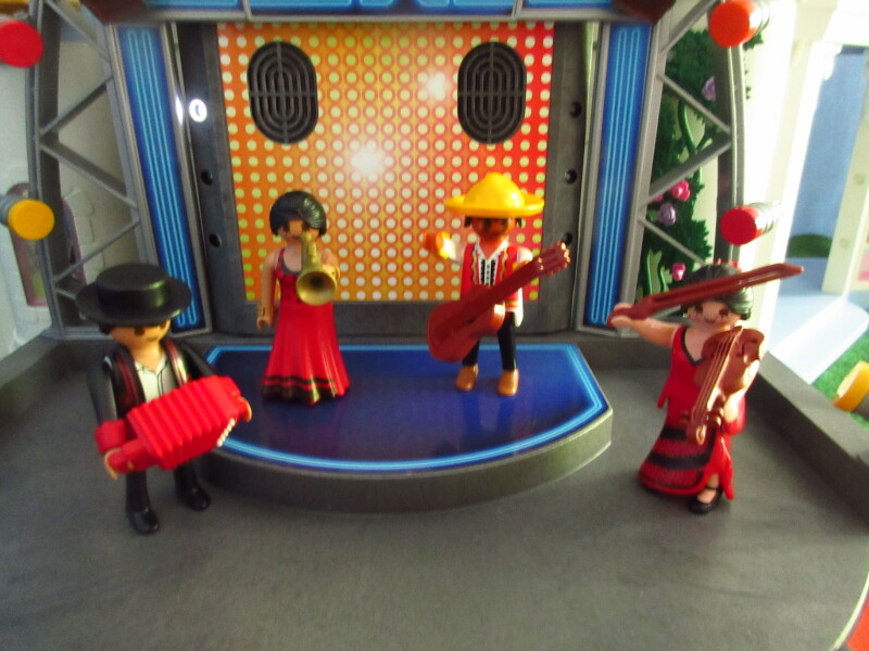 It's Platinum Jubilee weekend for the Playmobil people in our house...