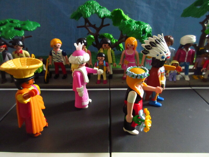 It's Platinum Jubilee weekend for the Playmobil people in our house...