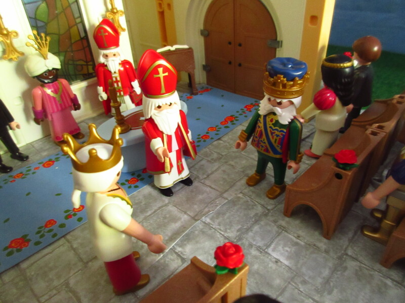 It's Platinum Jubilee weekend for the Playmobil people in our house...