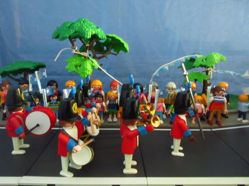 It's Platinum Jubilee weekend for the Playmobil people in our house...