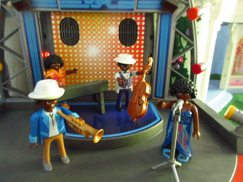 It's Platinum Jubilee weekend for the Playmobil people in our house...