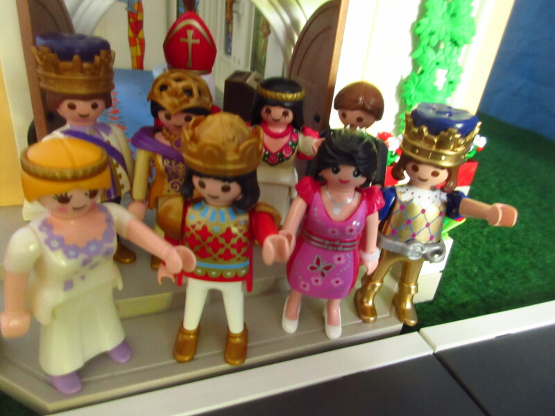 It's Platinum Jubilee weekend for the Playmobil people in our house...