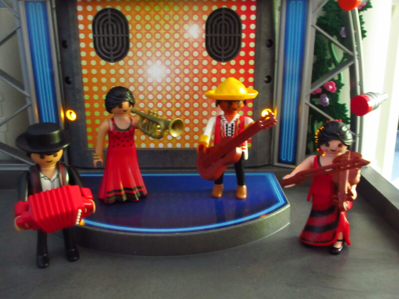 It's Platinum Jubilee weekend for the Playmobil people in our house...