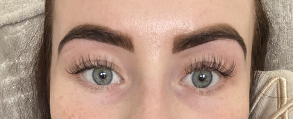 Do these lash extensions look uneven?