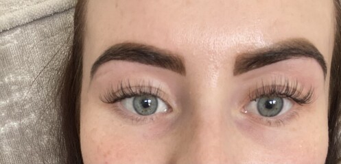 Do these lash extensions look uneven?