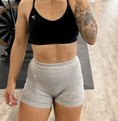 What's with the leggings wedgie look?