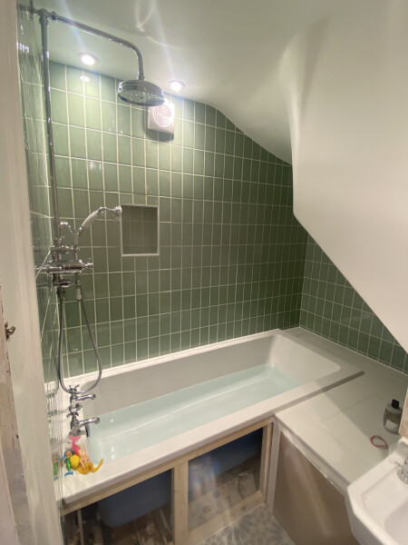 Show me your very small bathrooms please!