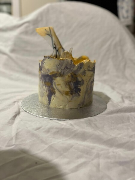 How much do you think a cake like this one costs?