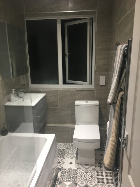 Show me your very small bathrooms please!