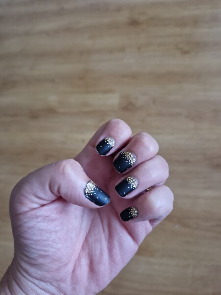 What nail colour do you have on? What colour is in fashion?
