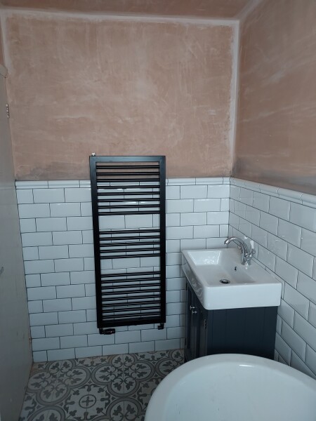 Show me your very small bathrooms please!