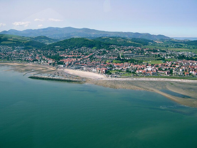 Area in North/West Wales with beach and amenities