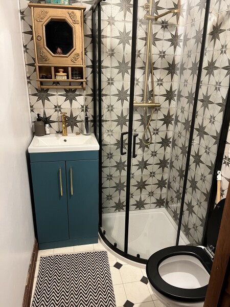 Show me your very small bathrooms please!