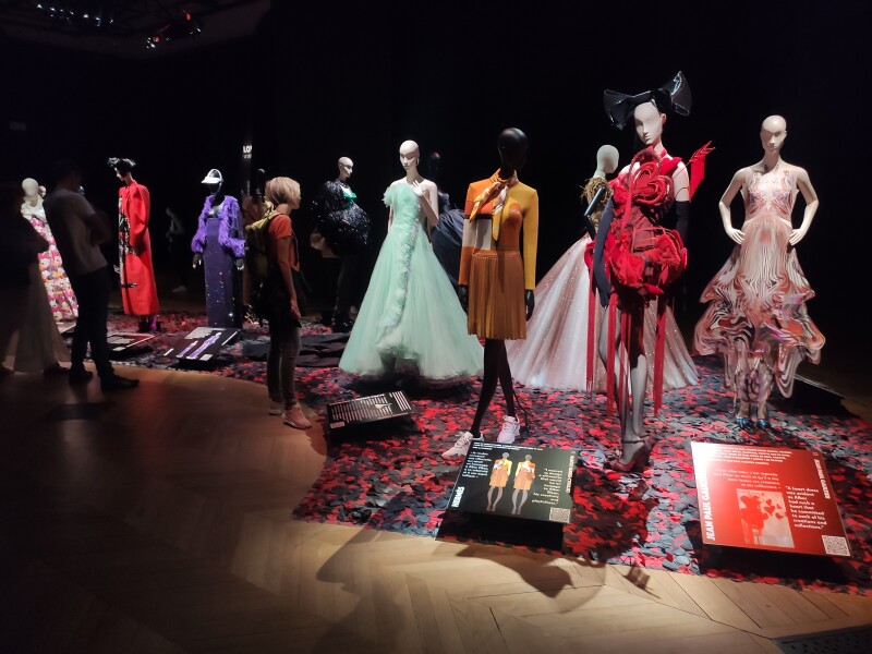 Les Parisiennes des Mamansnet: Maids Cosplaying as Schoolboys are Going to Get Themselves Cancelled by North Korea