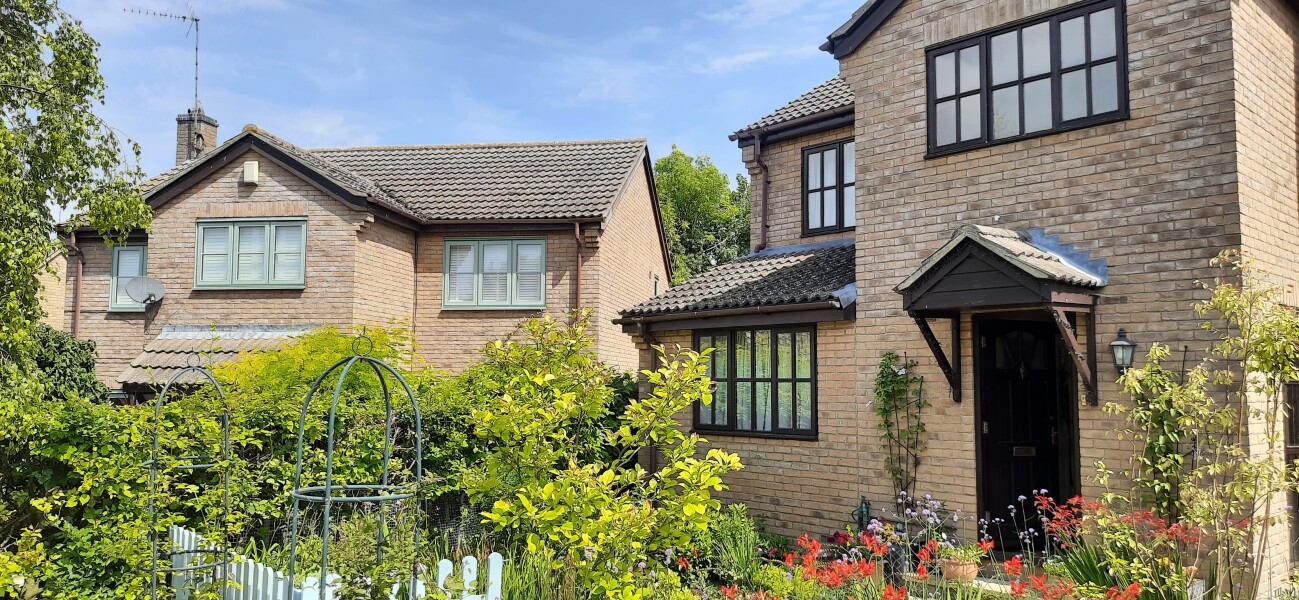 Replacement windows - colour choices and different front & back??