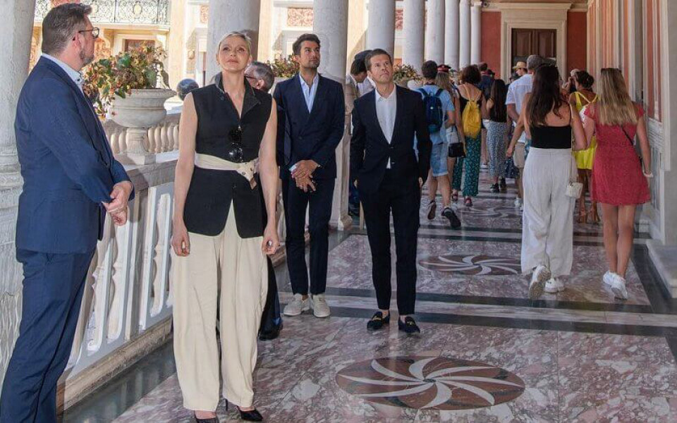 Royal Style - Bring out the Baubles! We'll wear your jewellery if you don't want to! 