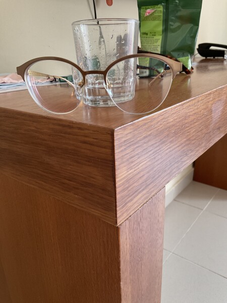 What sorts of glasses are in style?