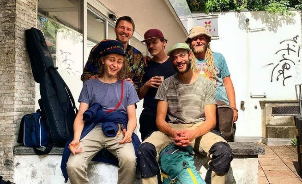 White musicians had Rasta hair and played Reggae music. Concert stopped.