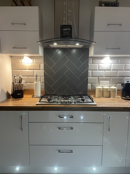 AIBU to want an upstand and tiles in my new kitchen? 